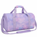 Borsone sportivo 45 x 25 x 25 cm in tessuto sintetico lavanda con stampa galassia e tracolla regolabile